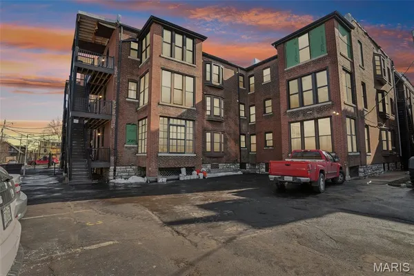 $234,000 | 5539 Waterman Boulevard, Unit 2N, St. Louis, MO 63112