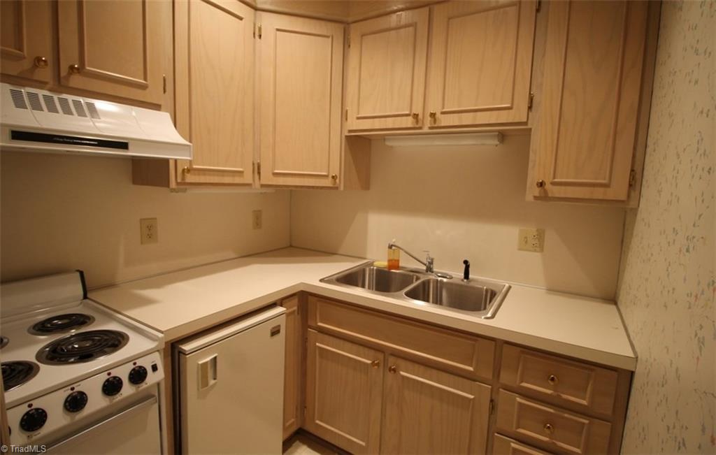 1415 Heathcliff Road High Point, NC 27262 - Photo 24 of 29 Kitchenette
