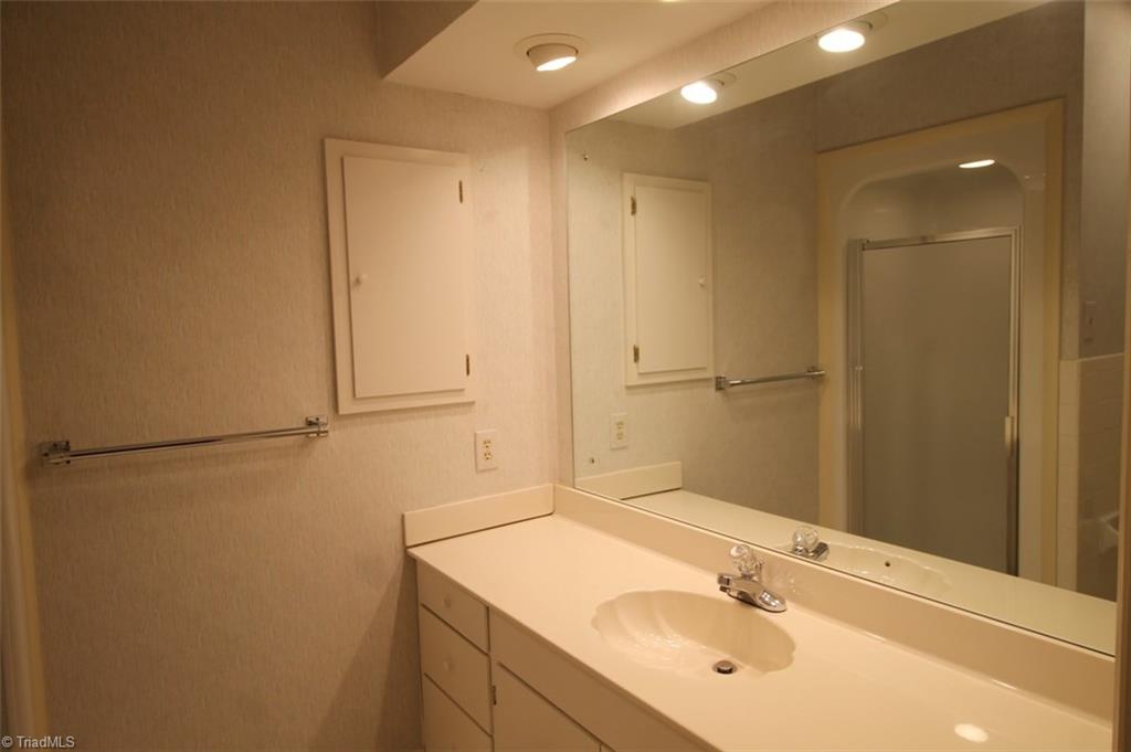 1415 Heathcliff Road High Point, NC 27262 - Photo 25 of 29 Full bath in the Guest Quarters