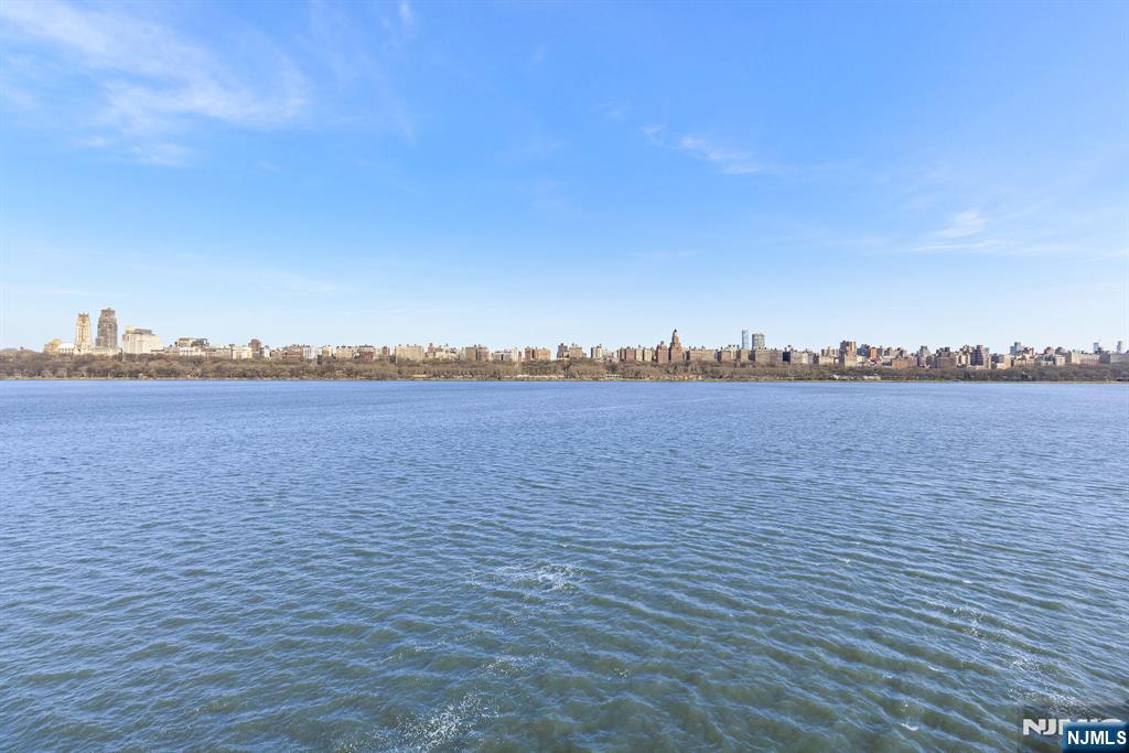 404 Jefferson Court, Unit PH4 Edgewater, NJ 07020 - Photo 12 of 29