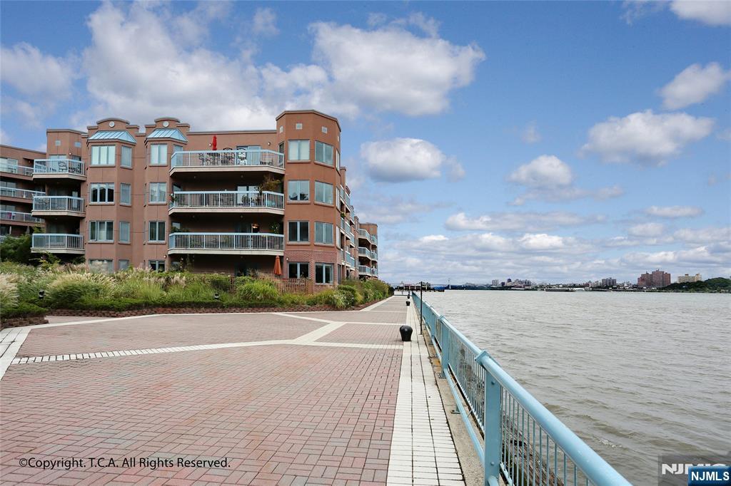 404 Jefferson Court, Unit PH4 Edgewater, NJ 07020 - Photo 2 of 29