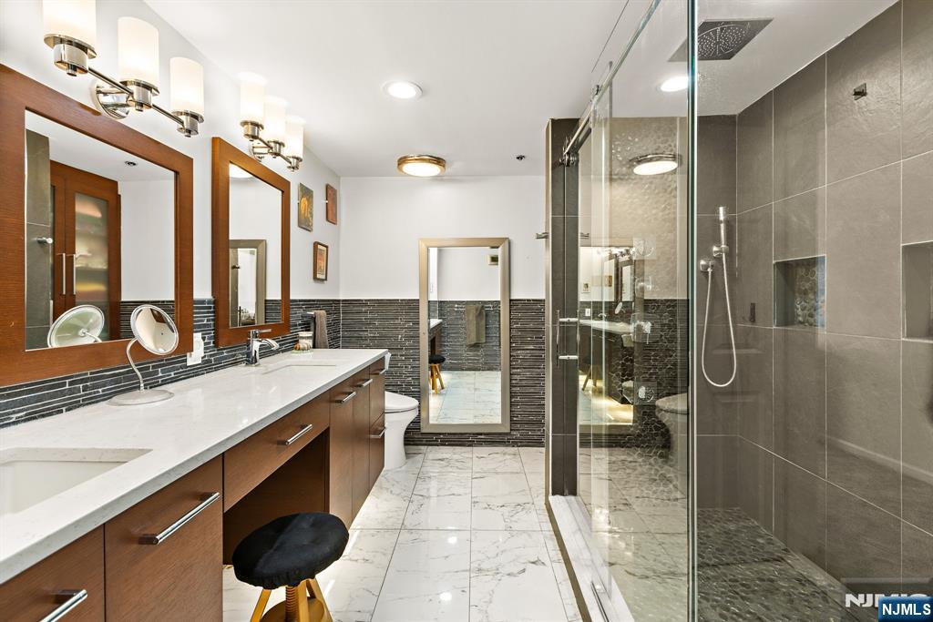 404 Jefferson Court, Unit PH4 Edgewater, NJ 07020 - Photo 21 of 29