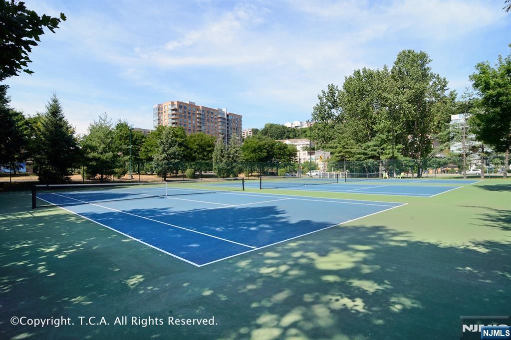 404 Jefferson Court, Unit PH4 Edgewater, NJ 07020 - Photo 27 of 29