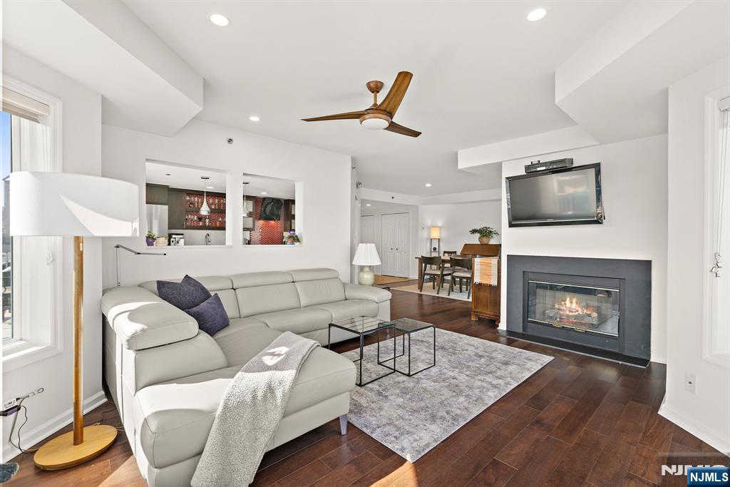 404 Jefferson Court, Unit PH4 Edgewater, NJ 07020 - Photo 8 of 29
