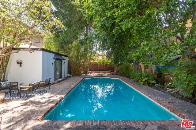 a view of a backyard