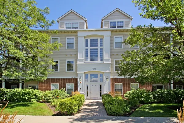 $259,000 | 3299 Stratford Court, Unit 2A, Lake Bluff, IL 60044