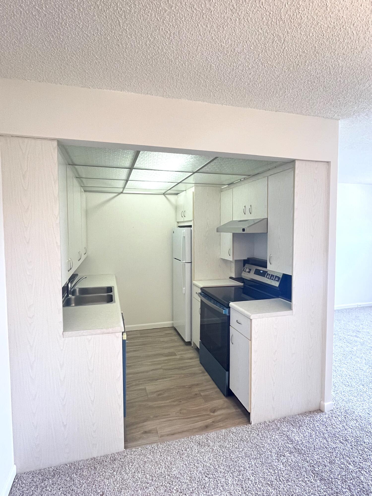 4093 Wolverton East Boca Raton, FL 33434 - Photo 7 of 12 kitchen range