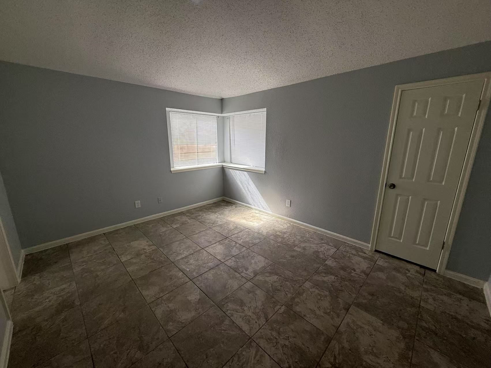 5719 Lycomb Drive Houston, TX 77053 - Photo 17 of 24 an empty room with windows