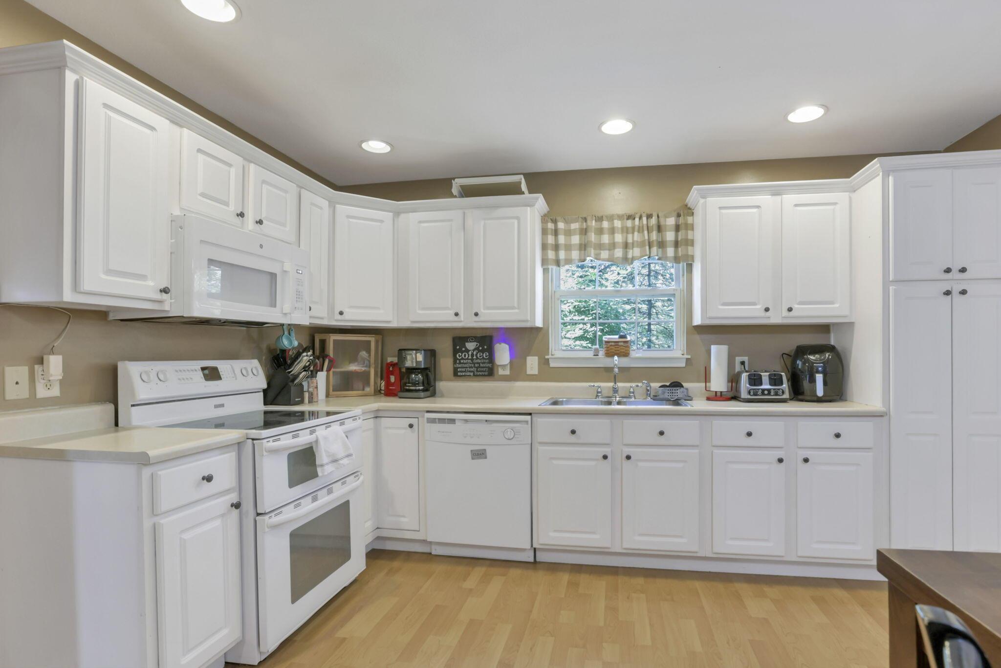 550 Country Club Road Columbus, OH 43213 - Photo 9 of 60 Kitchen w/ample cabinet storage