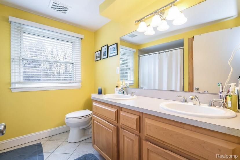 843 Castlebar Drive Rochester, MI 48309 - Photo 27 of 34 027-Bathroom-5573633-small.jpg