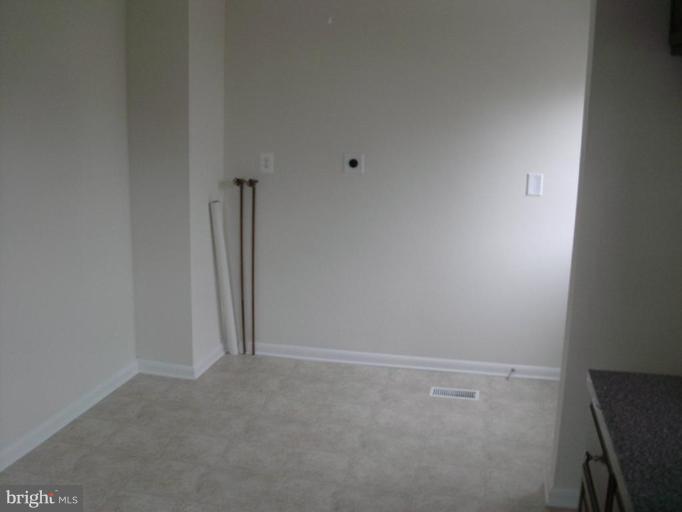 8444 Geneva Road Pasadena, MD 21122 - Photo 3 of 10 Dining Area