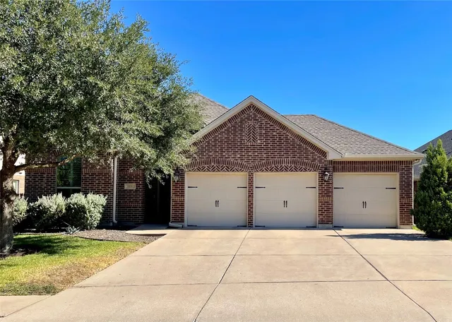 a view of a garage of the house