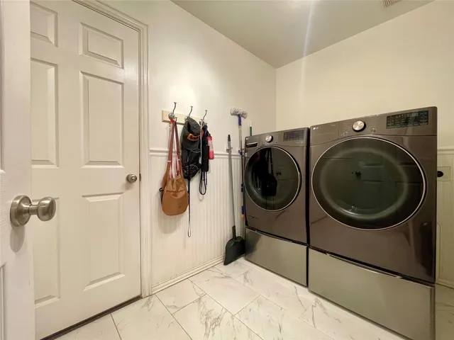 a view of a bedroom with washer and dryer