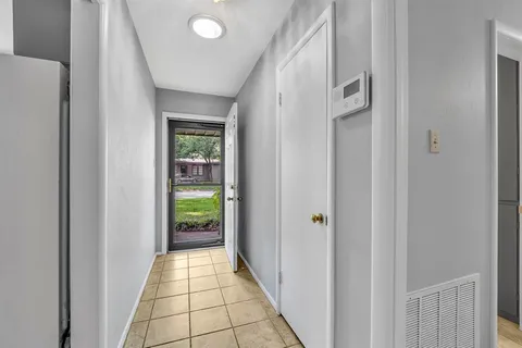 a view of entryway with window