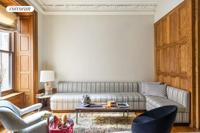 a view of a chairs and table in the back yard of a building