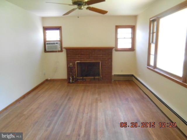4412 Lucerne Road Temple Hills, MD 20748 - Photo 4 of 10 Living Room