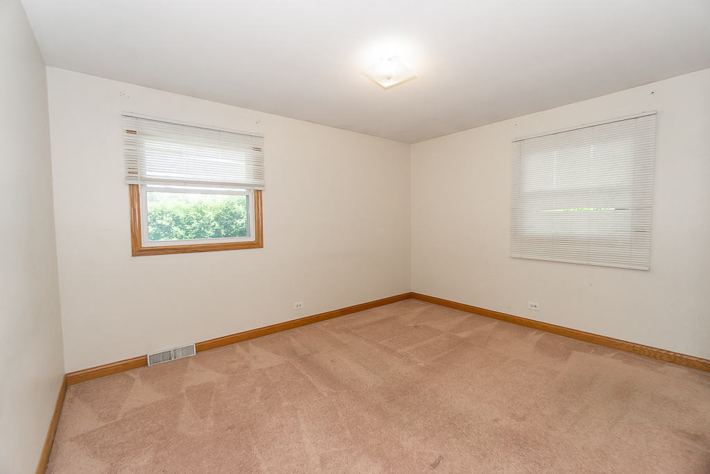 649 South Wisconsin Avenue Addison, IL 60101 - Photo 9 of 21