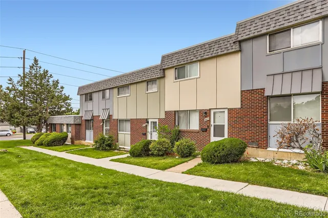 a view of a house with backyard and garden