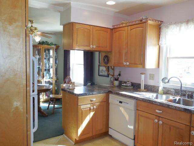 2220 Highfield Road Waterford, MI 48329 - Photo 8 of 30 8.JPG