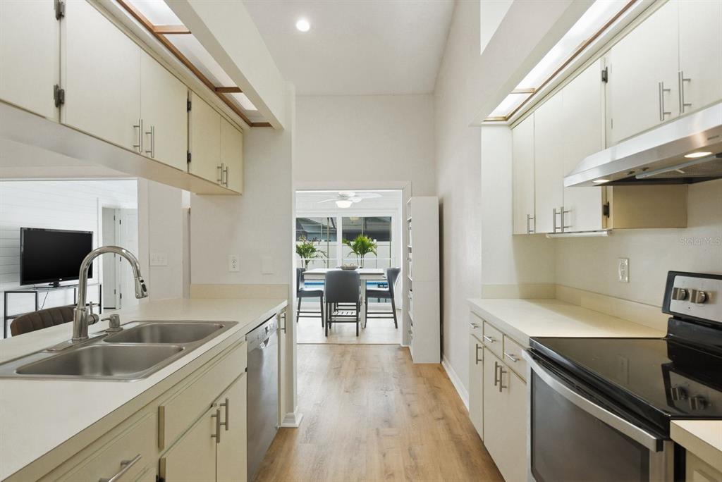 1011 Ridge Drive Palm Harbor, FL 34683 - Photo 20 of 49