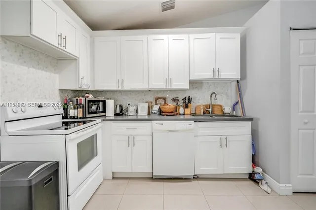 $3,150 | 4542 Southwest 25th Avenue, Unit 1, Dania Beach, FL 33312