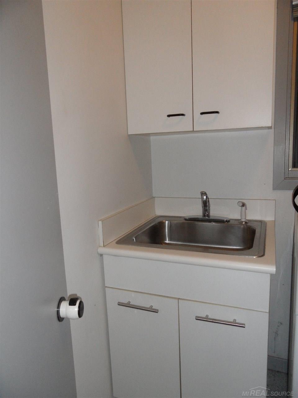 454 Daylily Drive Rochester, MI 48307 - Photo 15 of 41 LAUNDRY