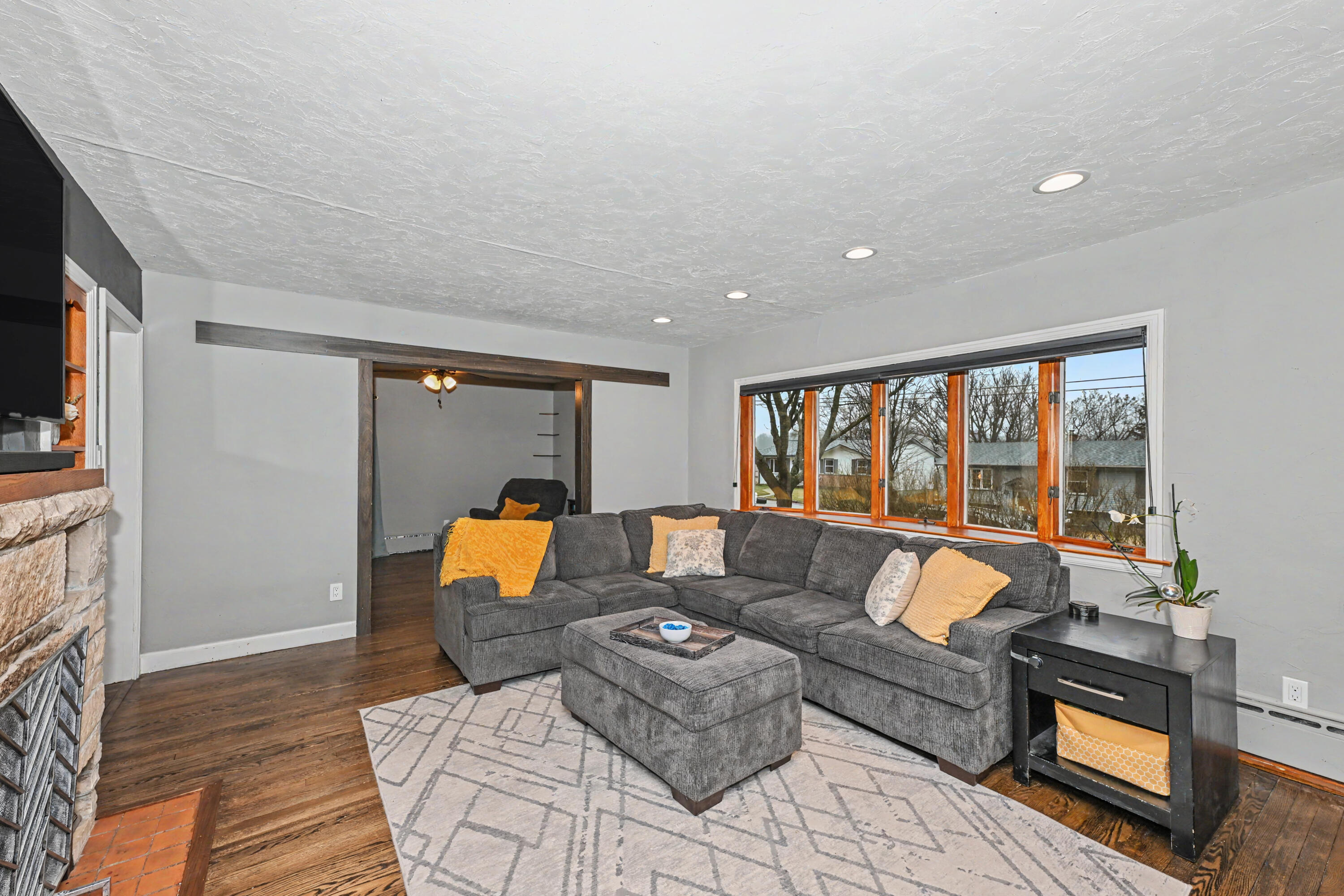 110 Polk Street Slinger, WI 53086 - Photo 7 of 28 Living rm