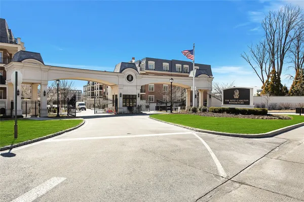 $1,850,000 | 1000 Royal Court, Unit 1105, North Hills, NY 11040