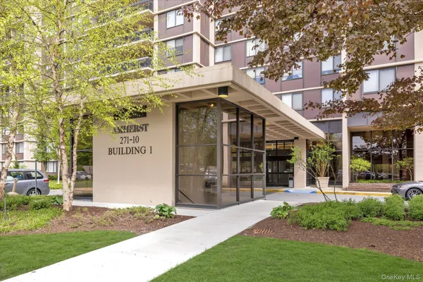 $330,000 | 271-10 Grand Central Parkway, Unit 27Y | Floral Park