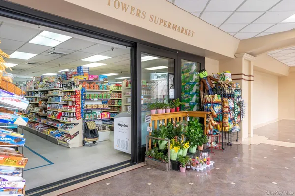 $330,000 | 271-10 Grand Central Parkway, Unit 27Y | Floral Park