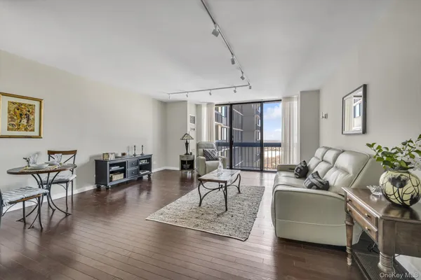 $330,000 | 271-10 Grand Central Parkway, Unit 27Y | Floral Park