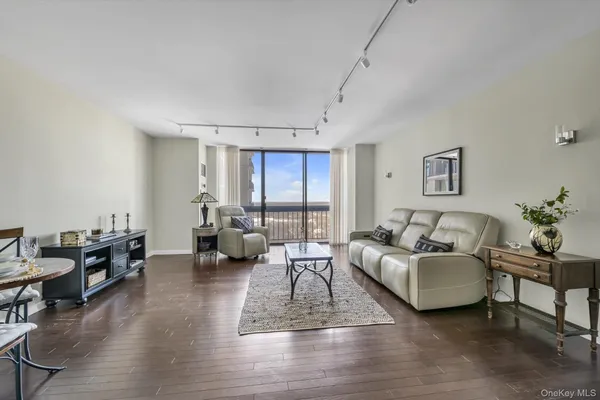 $330,000 | 271-10 Grand Central Parkway, Unit 27Y | Floral Park
