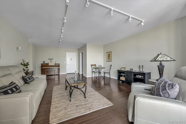 $330,000 | 271-10 Grand Central Parkway, Unit 27Y | Floral Park