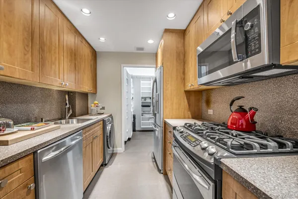 $330,000 | 271-10 Grand Central Parkway, Unit 27Y | Floral Park