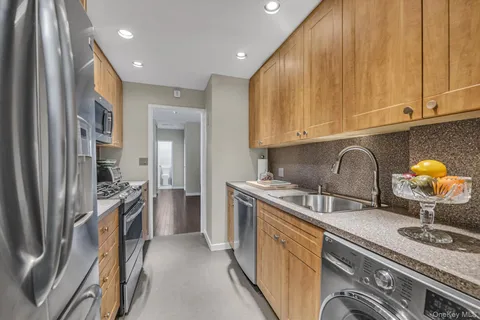 $360,000 | 269 Grand Central Parkway, Unit 27Y | Glen Oaks