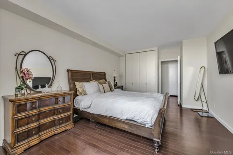 $360,000 | 269 Grand Central Parkway, Unit 27Y | Glen Oaks