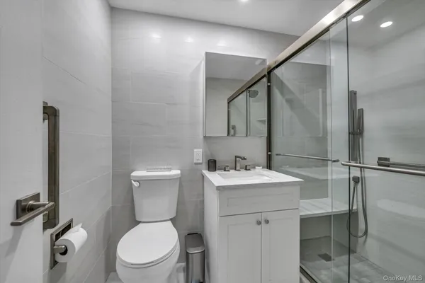 $330,000 | 271-10 Grand Central Parkway, Unit 27Y | Floral Park