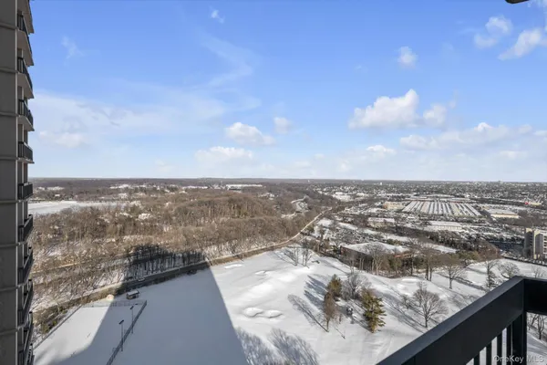 $330,000 | 271-10 Grand Central Parkway, Unit 27Y | Floral Park