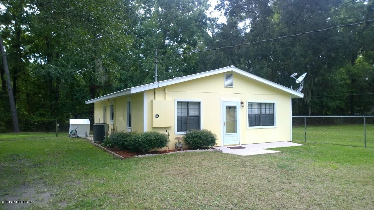 a view of a house with backyard and garden