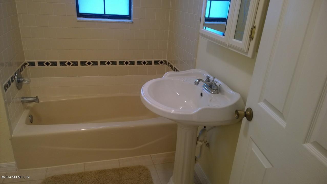 13506 Yellow Bluff Road Jacksonville, FL 32226 - Photo 10 of 24 a bathroom with a sink a bath tub and shower