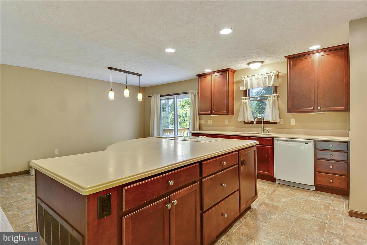 107 Rutledge Road Queenstown, MD 21658 - Photo 7 of 30 Large Curved Island with Breakfast Bar