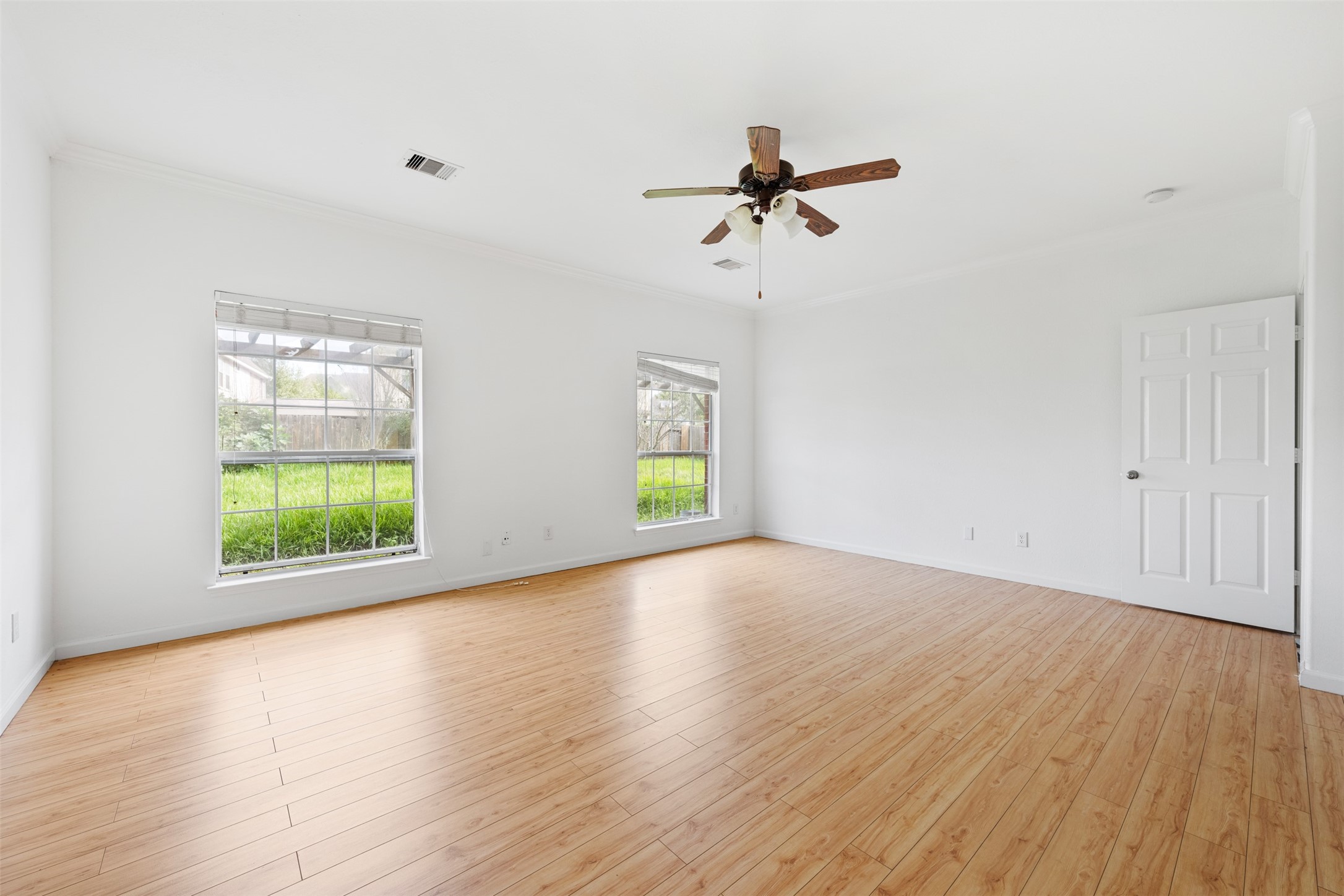 6806 Stableton Lane Houston, TX 77049 - Photo 22 of 50 an empty room with windows and ceiling fan view