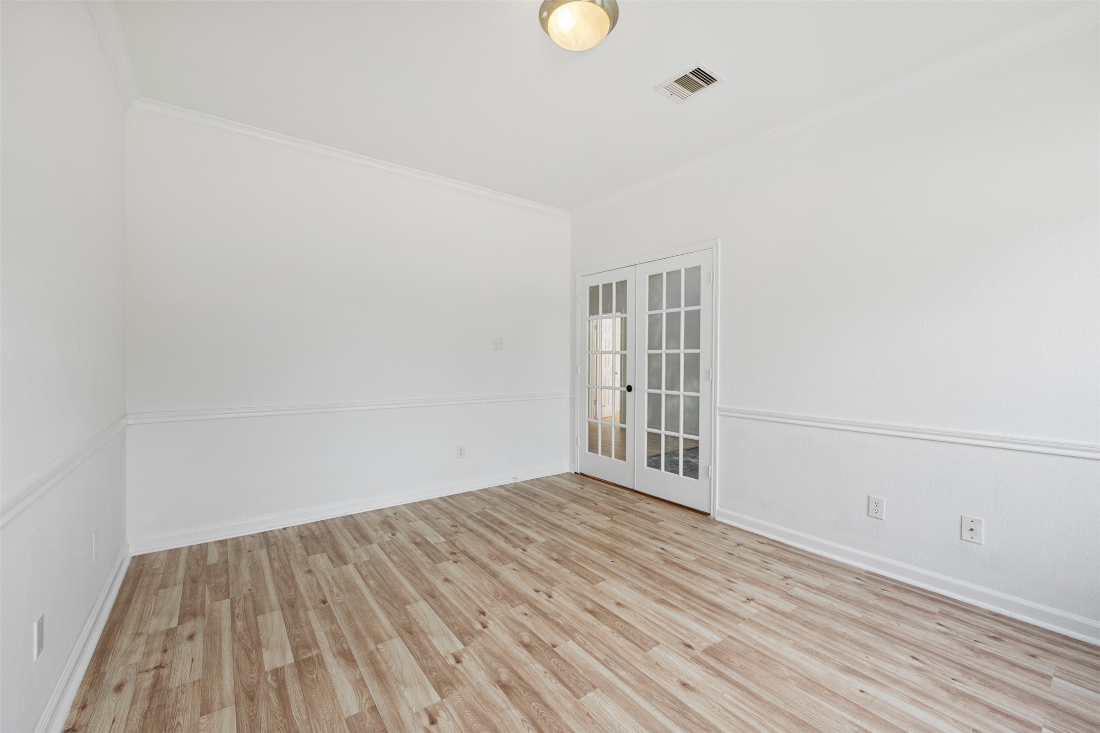 6806 Stableton Lane Houston, TX 77049 - Photo 40 of 50 a view of an empty room with wooden floor and a window