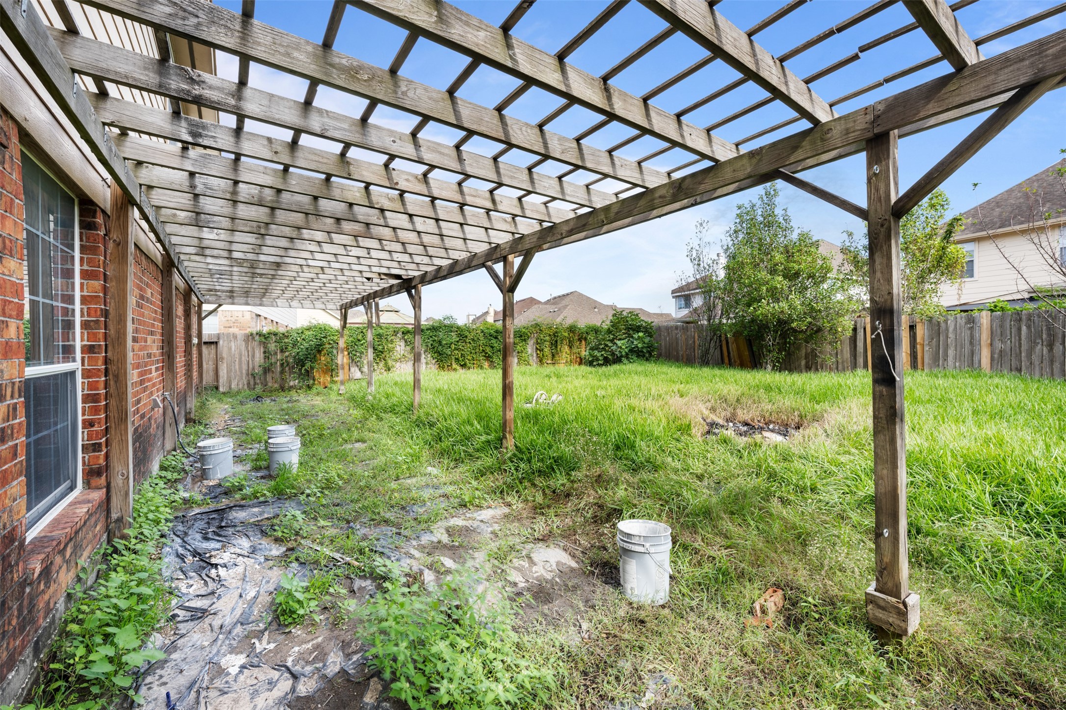 6806 Stableton Lane Houston, TX 77049 - Photo 50 of 50 a room with lots of green space and fountain