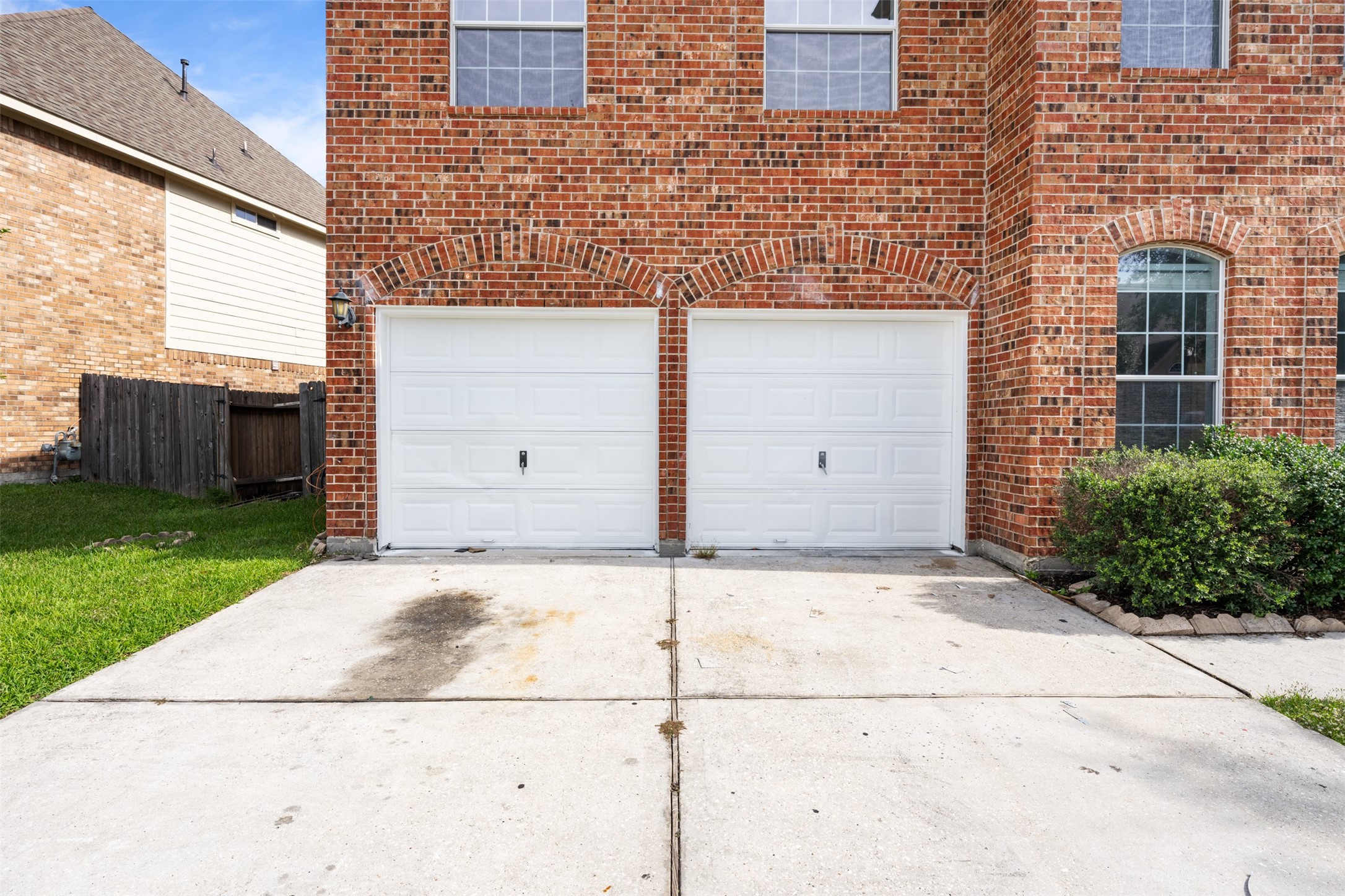 6806 Stableton Lane Houston, TX 77049 - Photo 6 of 50 a backyard of a house with lots of green space