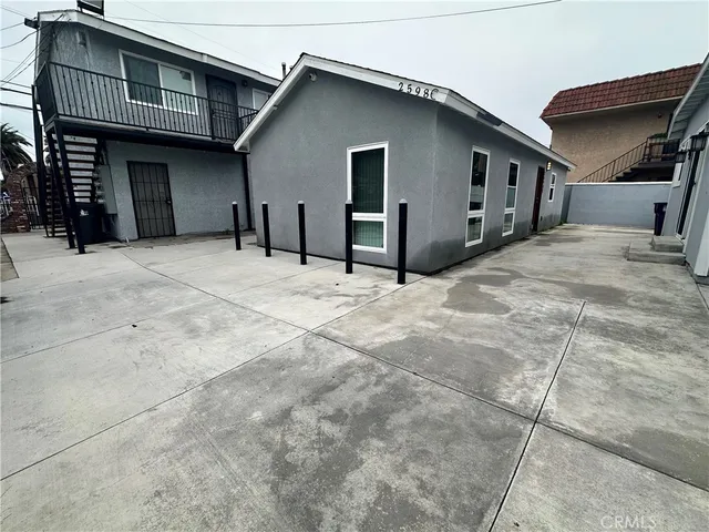 a view of a house with backyard