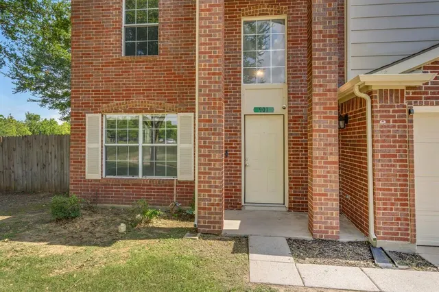 $1,900 | 901 Greenbend Drive, Denton, TX 76210
