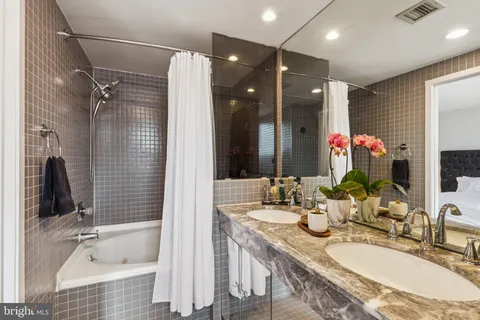 $800,000 | 2219 Delancey Place, Unit 6, Philadelphia, PA 19103