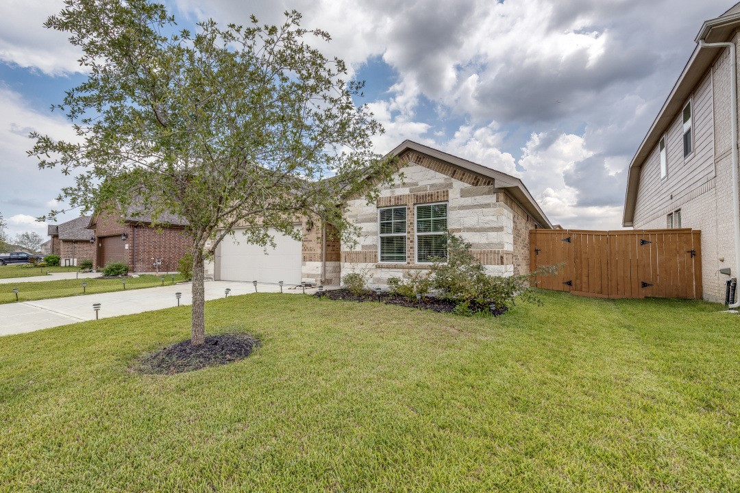 1318 Cascade Hls Drive Rosharon, TX 77583 - Photo 2 of 25 a view of a house with a yard