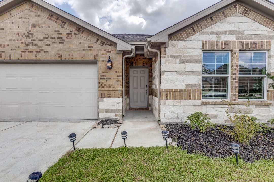1318 Cascade Hls Drive Rosharon, TX 77583 - Photo 4 of 25 a front view of a house with garden